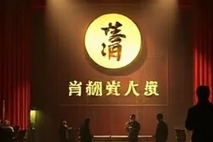 《归墟灯塔》封面，海雾中若隐若现的灯塔剪影