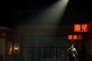 《雾港拾光》封面，雾中的港口吊机与一排暖黄色路灯