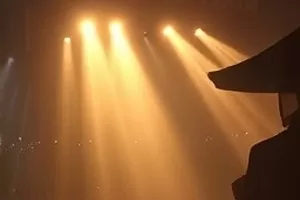 《雪线下的小镇》封面，雪线下的木屋与升起的炊烟